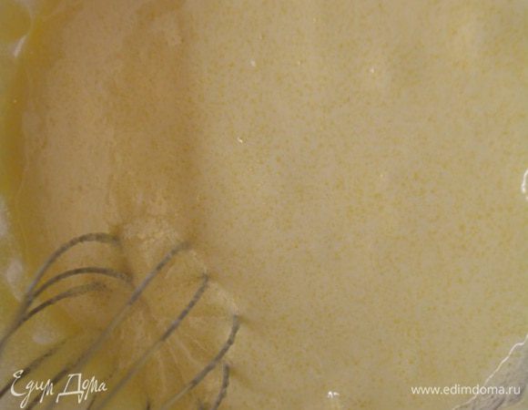 Желтки взбить с сахаром до белой массы, добавить крахмал и снова перемешать венчиком.