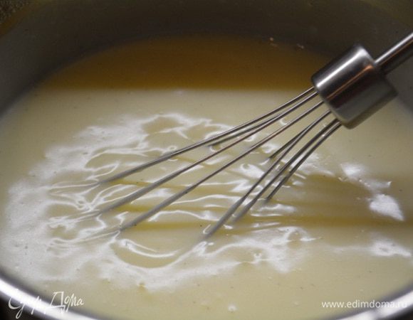 Тонкой струйкой слить горячую молочную смесь в желтковую массу, не переставая взбивать. Поставить смесь на огонь и варить до загустения. Незабываем мешать! Охладить.