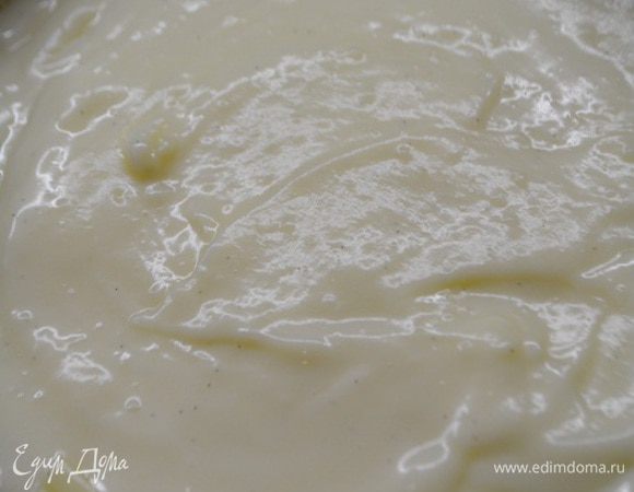 Достать форму с тестом. Печь убавить до 180 градусов. Выложить начинку-крем и запечь еще 30 минут до золотистого цвета.