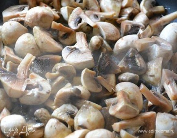 Грибы помыть и обсушить бумажным полотенцем. Разрезать на 4 части. Обжарить на сковороде с добавлением сливочного масла в течение 5 минут.