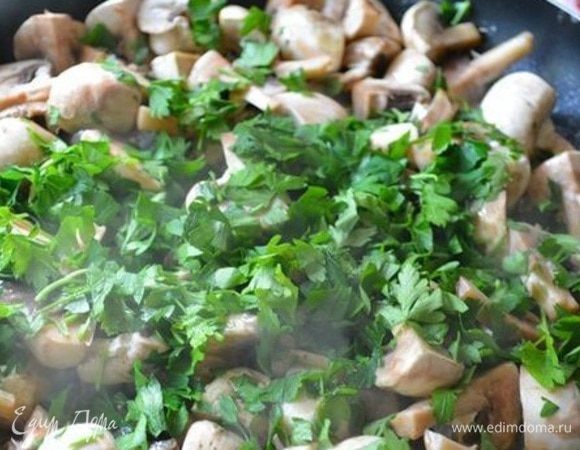 Зелень помыть, обсушить и порубить. Добавить к грибам, перемешать и снять с огня!
