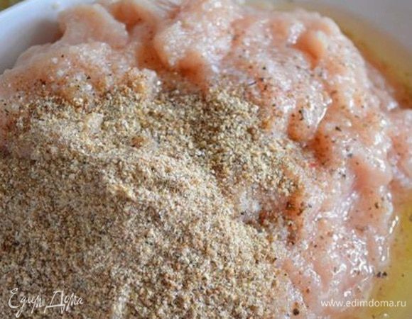 К куриному фаршу добавить белки, панировочные сухари, соль, перец и любимые специи. Соли лучше много не класть, так как бекон даст свою соль. Вымесить фарш до однородности. Отбить хорошо, чтобы он стал плотнее.
