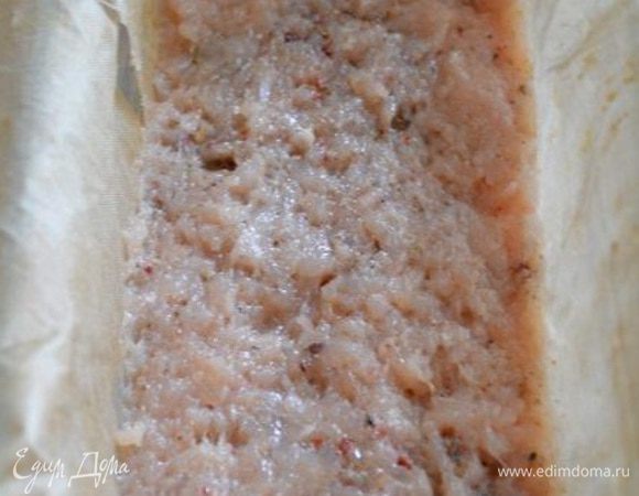 Форму смазать растительным маслом, я выстилаю форму тефлоновым ковриком, потом удобно вытаскивать террин.
На дно выложить 1/2 часть фарша, разровнять.