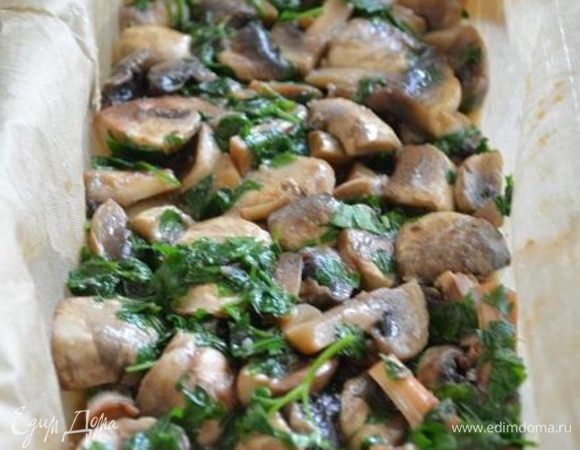 На фарш уложить грибы с петрушкой, немного подсолить. Слегка утрамбовать ложкой.