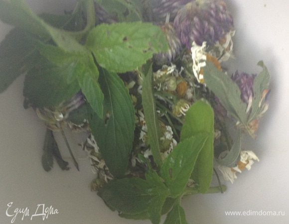 Вскипятить чайник.
Засыпать ромашку, клевер, мяту. Залить кипятком.