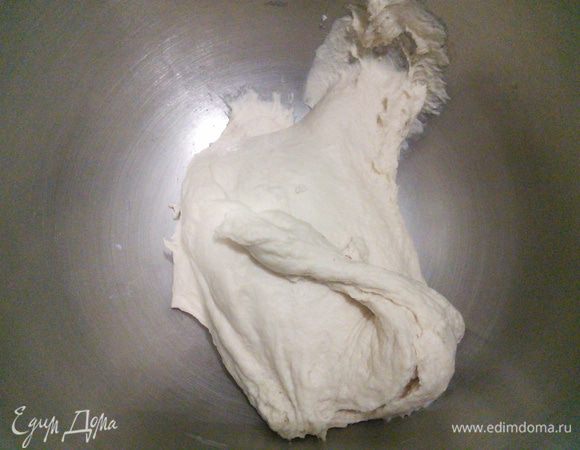 Разведем в тёплой воде дрожжи. В чашу комбайна просеем муку, добавим чайную ложечку с горкой соли и столовую без горки сахара. Вольем дрожжи в муку и замесим гладкое, мягкое, эластичное тесто. Накроем плёнкой и поставим в тёплое место на расстойку на час. 
* заранее прошу прощения за качество фото - лампа на кухне поломалась, придётся покупать новую :) 