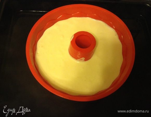 Тесто вылить аккуратно в форму, я выпекала в силиконовой для кексов. Если Вы выпекаете в разъемной форме (20 см) ее нужно проложить бумагой и дно и бортики. Бортики должны быть выше на несколько см формы, сверху форму обернуть фольгой в два слоя. Форму поставить в протвень глубокий налить воды на один палец. Выпекать при 160С в заранее разогретой духовке 1 час 20 минут. Потом выключить духовку выключить при открыть дверцу оставить еще на час. Потом воду убрать и дать остыть полностью в духовке. достать и дать вызреть часа 3ри в холодильнике. Залить соусом.