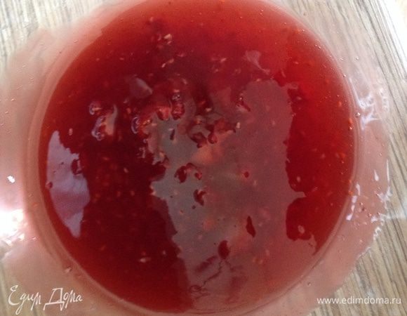 Соус: воду и сахар довести до кипения, раздавить 20 гр ягод положить в сотейник дать покипеть минут 5. Влить тонкой струйкой крахмал раз веденный в 20 гр воды. Дать покипеть минуты 2 добавить фруктовый ликер (для детей смородиновый или вишневый сок) снять с огня дать остыть