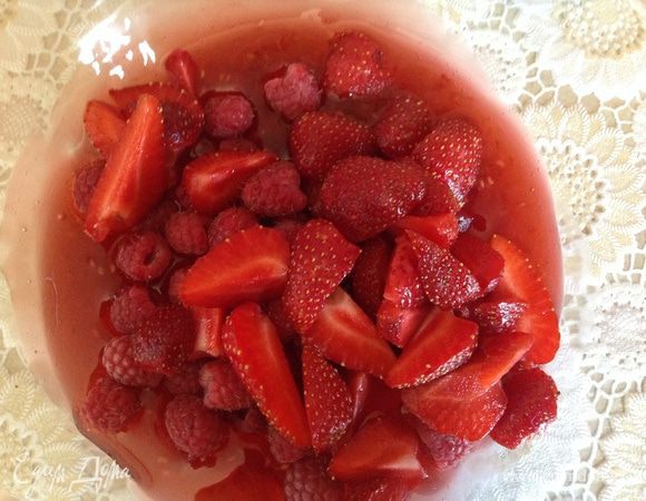 Соединить с ягодами аккуратно вылить на кейк.