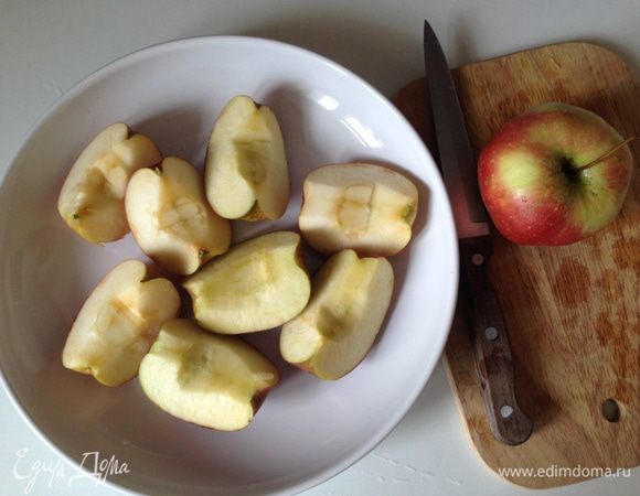 Яблоки помыть, разрезать на 4 части и удалить семечки. Выложить в форму и запечь до мягкости 15-20 минут.