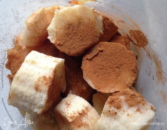 Запеченные яблоки освободить от кожицы, переложить в глубокую тару, добавить банан, очищенные орехи и корицу.