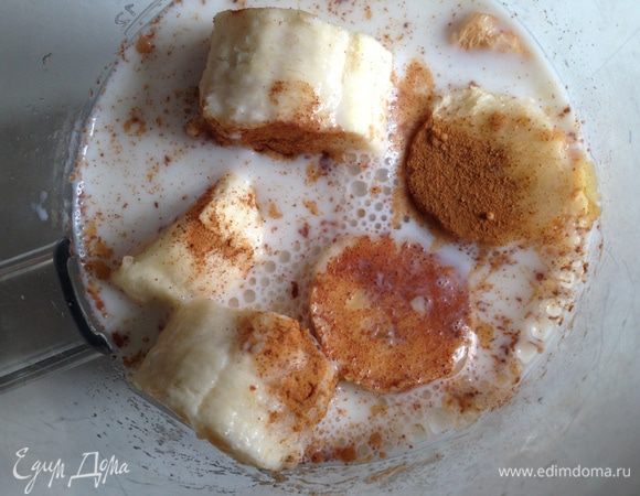 Влить немного молока и взбить до состояния пюре. При необходимости добавить мёд.