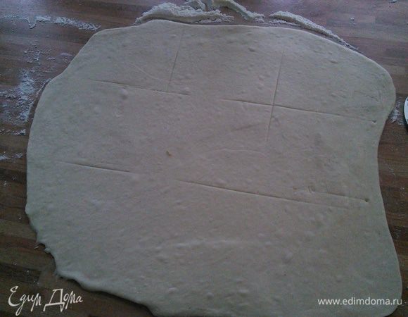 Раскатаем первую часть теста в прямоугольник  на обильно посыпанной мукой поверхности. Натрём сыр (у меня пекорино и испанский "Дон Бернандо" или что-то на подобие), а салями тоже с испанским уклоном - чоризо). Эти продукты можно брать на свой вкус и наличие в магазинах /холодильниках. Вот томатную пасту рекомендую использовать качественную. Разделим пласт мысленно на 9 частей. 