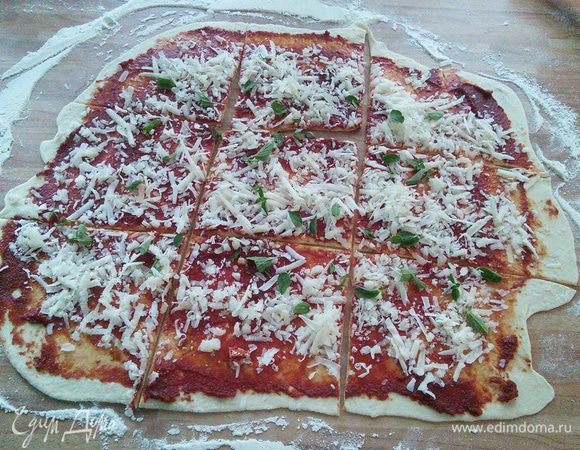 Смажем третью томатной пасты, посыпаем орегано и третьей частью сыра. Разрежем на 9 кусков. Выложим салями. 