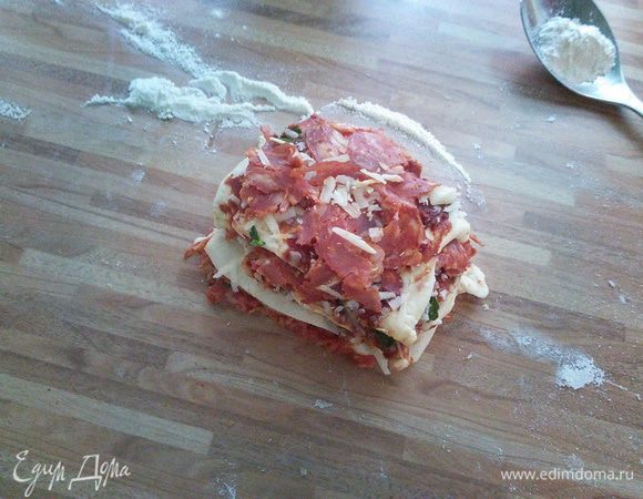 Теперь соберем все кусочки в башенку. Смажем форму для кекса маслом, присыпем мукой. Теперь первую партию уложим в форму вертикально. Накроем плёнкой, чтобы не обветривалась. 