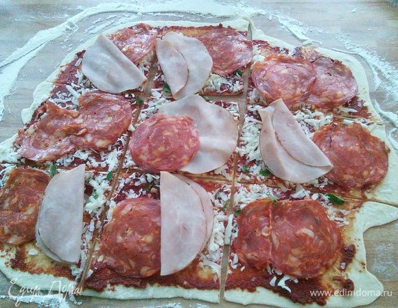 Таким образом поступим со всеми тремя частями теста. На каком-то этапе у меня закончилась салями и я добавила ветчину. 