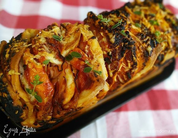 Готовую пиццу сбрызните оливковым маслом, через минут 10 освободите от формы и подавайте. 