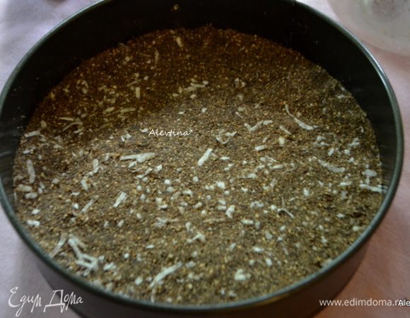 Выложим эту смесь в форму для запекания, утрамбуем пальчиками. Крошка хорошо слушается. Поставим в горячую  духовку на 10-12 минут. Достанем из духовки и дадим остыть. Приготовить плотную фольгу и кипяток.