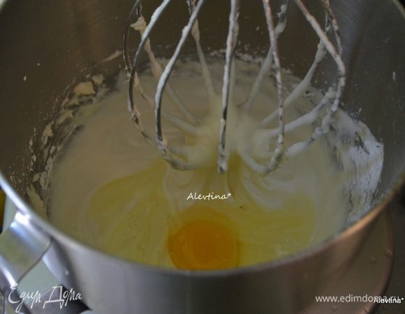 Температуру духовки снизим до 160 гр. Приготовим начинку.
Сливочный сыр комнатной температуры взбить на средней скорости. Добавим сахар, взбить вновь. Убавим скорость и добавим крахмал. Взбиваем прибавляя скорость до средней шкалы. Соскребаем со стенок и перемешиваем вновь. Добавляем по яйцу комнатной температуры за раз. После каждого перемешиваем.