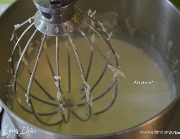 Затем добавляем кокосовое молоко, сгущенное молоко и кокосовую стружку, соль и ванильный экстракт. После каждой добавки перемешиваем.