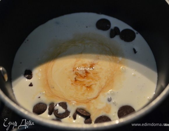 Приготовим глазурь. Растопить шоколадные капли, добавив жирные сливки, ванильный экстракт и соль. Перемешать и снять с огня. Остудить.