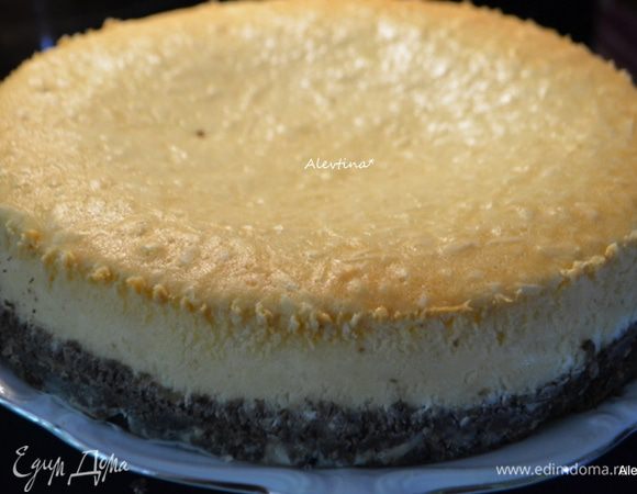 По рецепту автор предлагает выключить после времени духовку, приоткрыть дверь и оставить на 30 минут. Затем чизкейк в форме без фольги и противня поставить в холодильник на 8 часов. Пройтись по краю ножом и снять кольцо. Переложить чизкейк на тарелку.