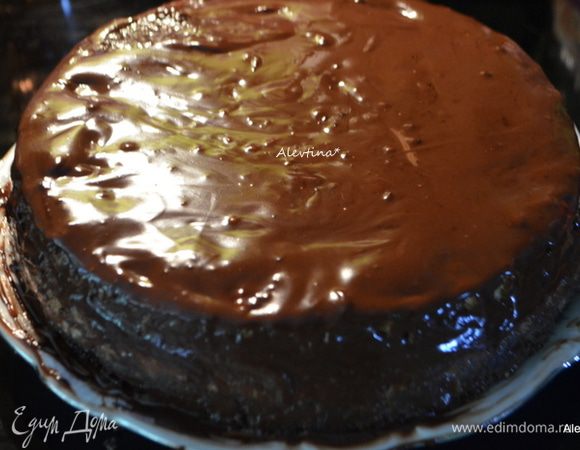 Шоколад растопленный  перемешать. Вылить поверх чизкейка и распределить аккуратно по нему спатулой. Поставить в холодильник на 1 час.