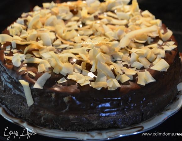 Украшаем крупной кокосовой стружкой или можно настругать шоколад стружкой.