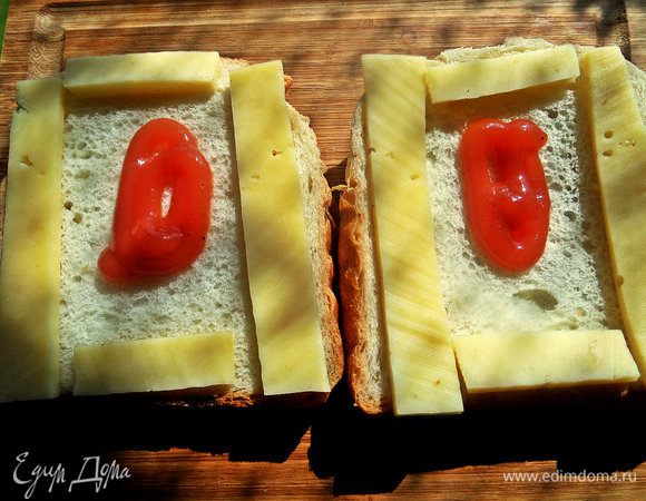 Немного нанести кетчупа на нижние кусочки хлеба.