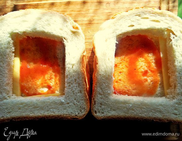 Положить их на нижние куски хлеба.