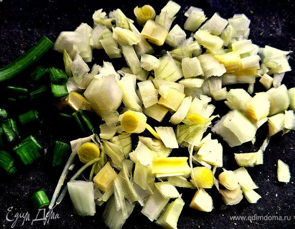 Для заполнения оконцев делаем начинку из фарша. Нарежем вначале лук.