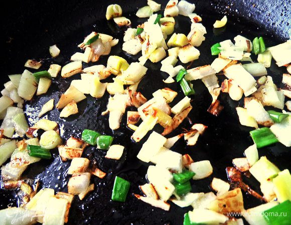 Слегка обжарим.