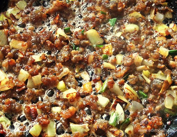 Добавим говяжий фарш и обжарим всё вместе, добавив соль.