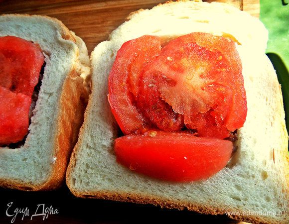 Помидор очистить от кожицы и нарезать дольками. Накрыть ими фарш, немного прижать.