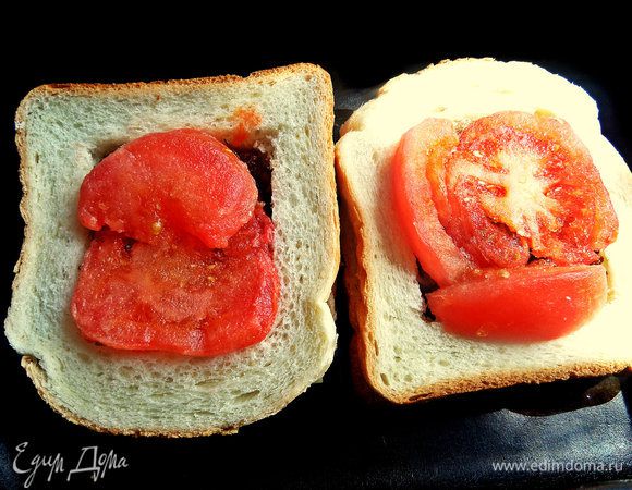 Перенести бутерброды в смазанную форму.