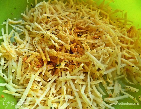 Тёртый сыр смешать с приправами.