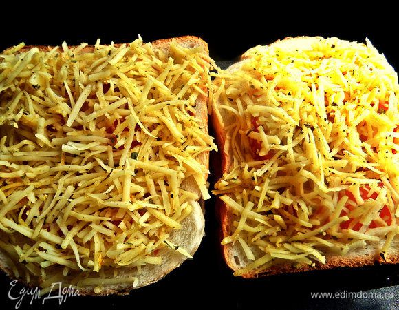 Засыпать сыром весь верх. Перенести в смазанную маслом форму для запекания.