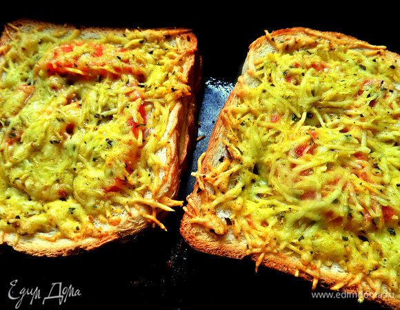 Отправить запекаться до расплавления сыра минут 10, контролируя нижнюю корочку, чтобы не подгорела.