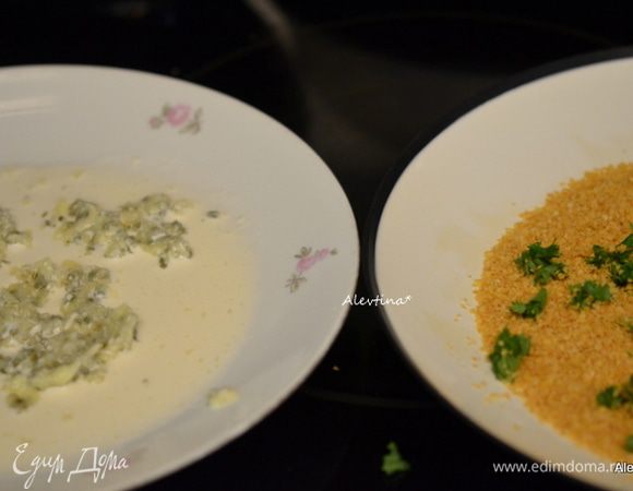 Разогреть духовку до 200 гр. 
Смазать форму для запекания маслом. Смешать в одном блюде  2 ст.л. растопленного сливочного масла с молоком, шнитт-луком мелко порезанным, солью и молотой чесночной специей.
В другом блюде кукурузные несладкие хлопья (1 стакан) с петрушкой свежей порезанной и паприкой молотой.