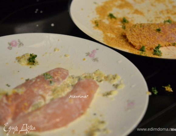 Куриные грудки порезать не тонко. Обвалять в молочной смеси, затем в кукурузной.