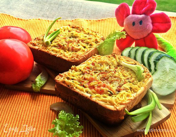 Сразу подаём в горячем или тёплом виде. Можно присыпать верх сухими томатными хлопьями.