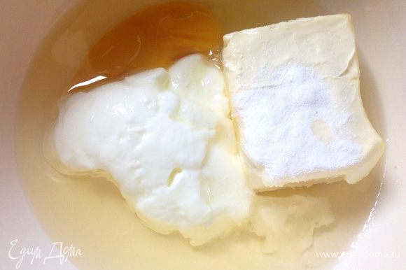 В глубокой миске с помощью венчика смешать яйцо, размягченный при комнатной температуре маргарин, растительное масло и ванилин.