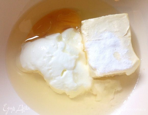 В глубокой миске с помощью венчика смешать яйцо, размягченный при комнатной температуре маргарин, растительное масло и ванилин.