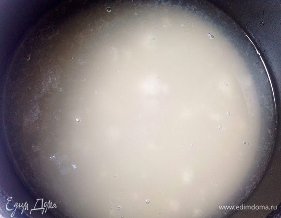 Сначала сварим сахарный сироп - щербет. Для этого в небольшую кастрюлю с толстым дном высыпать сахар, налить воду и выжать сок лимона. Поставить на средний огонь. Дать закипеть, а потом убавить огонь до минимального и оставить вариться ровно 30 минут. 
Готовый сироп остудить до комнатной температуры. При желании в остывший щербет можно добавить пищевую розовую воду. Но если у вас ее не оказалось, то можно обойтись без нее - выпечка все равно получится ароматной. 
** Лимонный сок в этом случае добавляется для того, чтобы сахар на кристаллизовался. Вкус и аромат сок не дает.