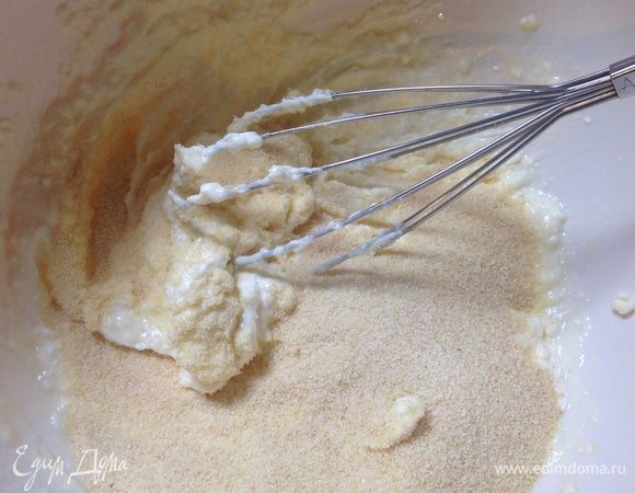 Добавить манную крупу. Хорошо размешать.