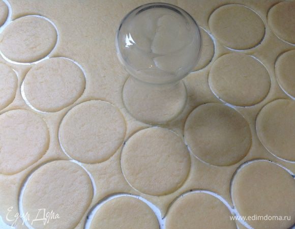 Разделить тесто на 2-3 части. Каждую при помощи скалки раскатать в пласт толщиной 3-4 мм. Вырезать кружки. Это удобно делать либо турецким стаканом для чая, либо перевернутой кофейной кружкой.
**При раскатывании тесто может тянуться за скалкой, в этом случае тесто присыпать слегка мукой прям поверх раскатываемого пласта. Тесто может слегка прилипнуть к поверхности стола, но это ничего страшного - оно легко снимется после нарезки. 
