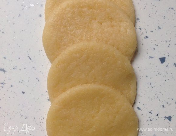 Уложить вырезанные кружки-лепестки друг на друга внахлест, закрывая предыдущий примерно на половину. В ряду должно быть по 4-5 штук. 
** Попробуйте начать с 4-х штук, так будет удобнее скручивать заготовки розочек.