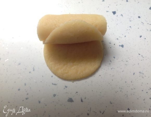 Теперь начните скручивать ряд лепестков, начиная с нижнего.