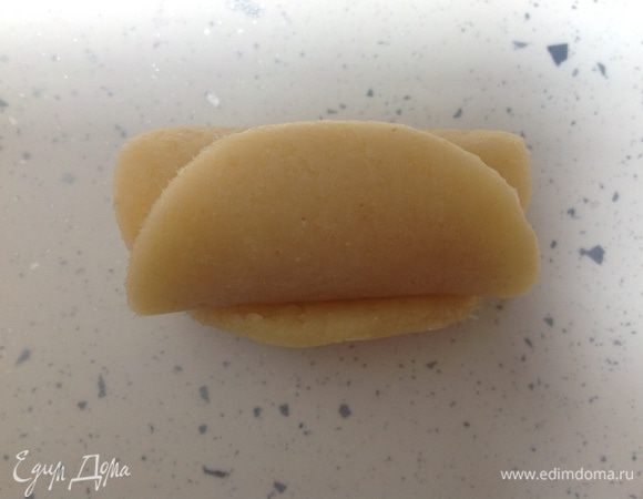 Скручивайте, слегка надавливая. Лепестки не должны плотно прилипать друг к другу. Края последних должны оставаться свободными.