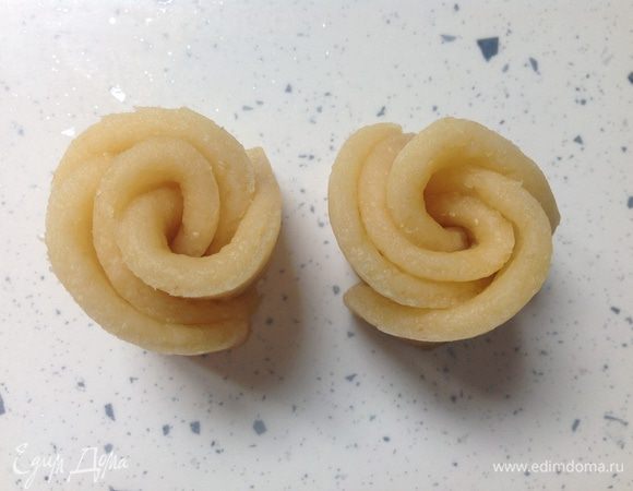 Переверните срезом вниз и получатся два цветка-заготовки. Также поступить с остальным тестом. 